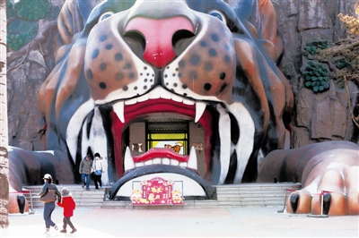 动物园大门重开狮虎豹备受瞩目
