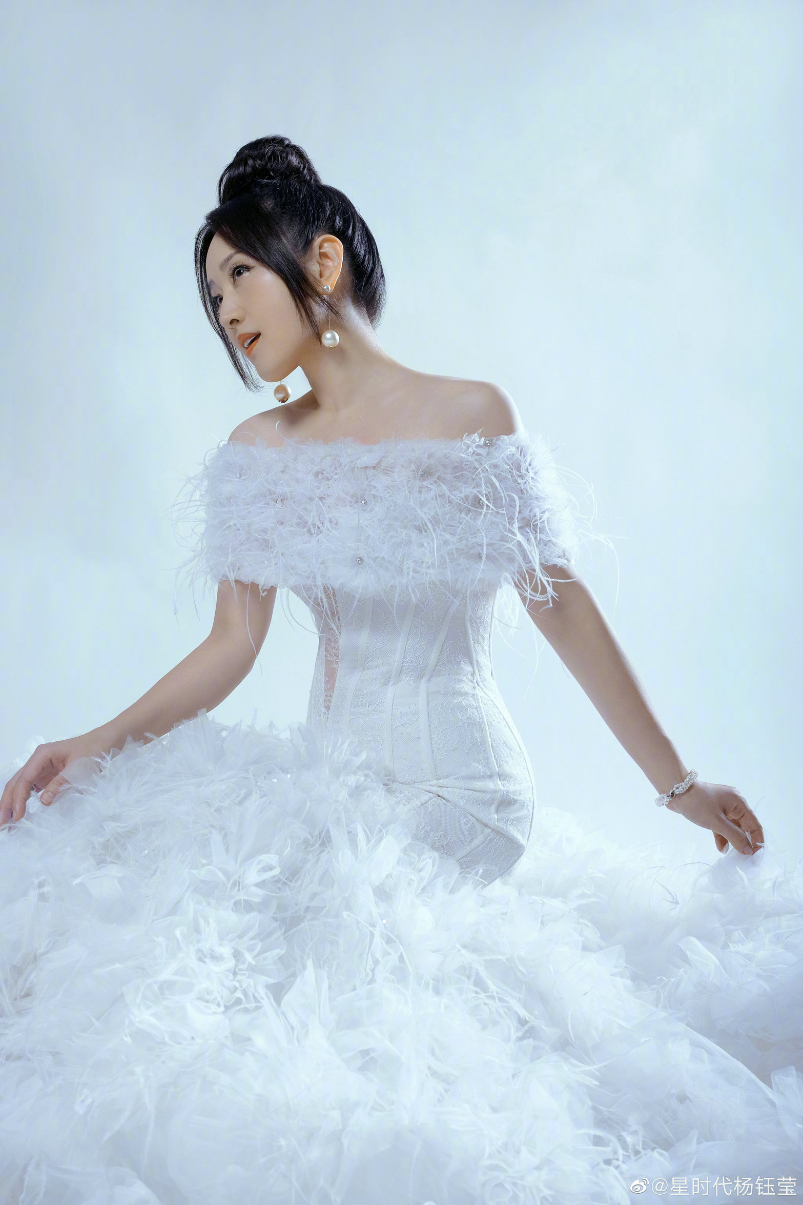 50岁杨钰莹晒写真大片穿白色羽毛裙优雅又不失俏皮感