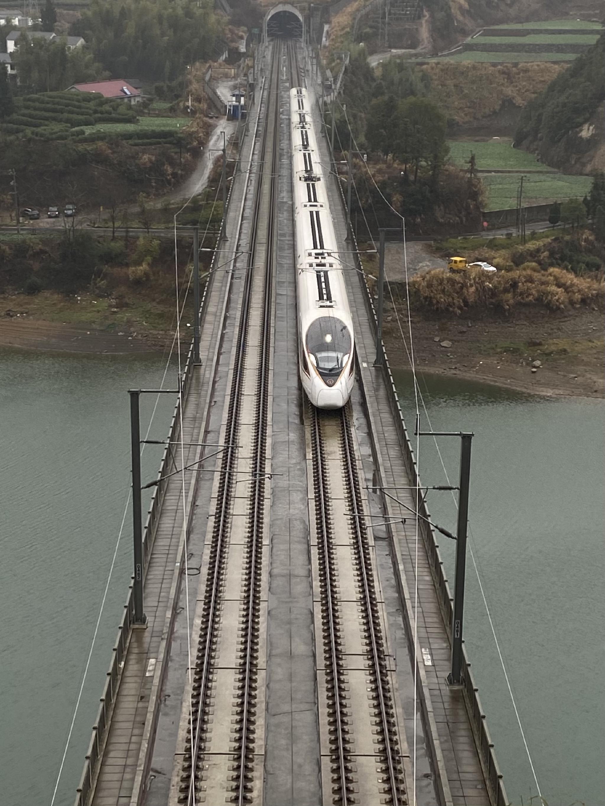 低温冷雨中,这群年轻人守护着"最美高铁"|高铁|列车_新浪新闻