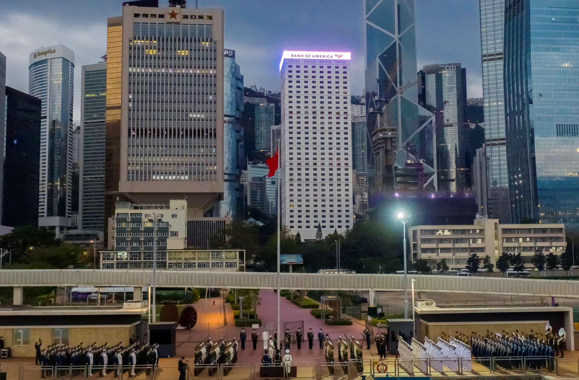 驻港部队首次在中区军用码头举行升国旗仪式向全国人民拜年