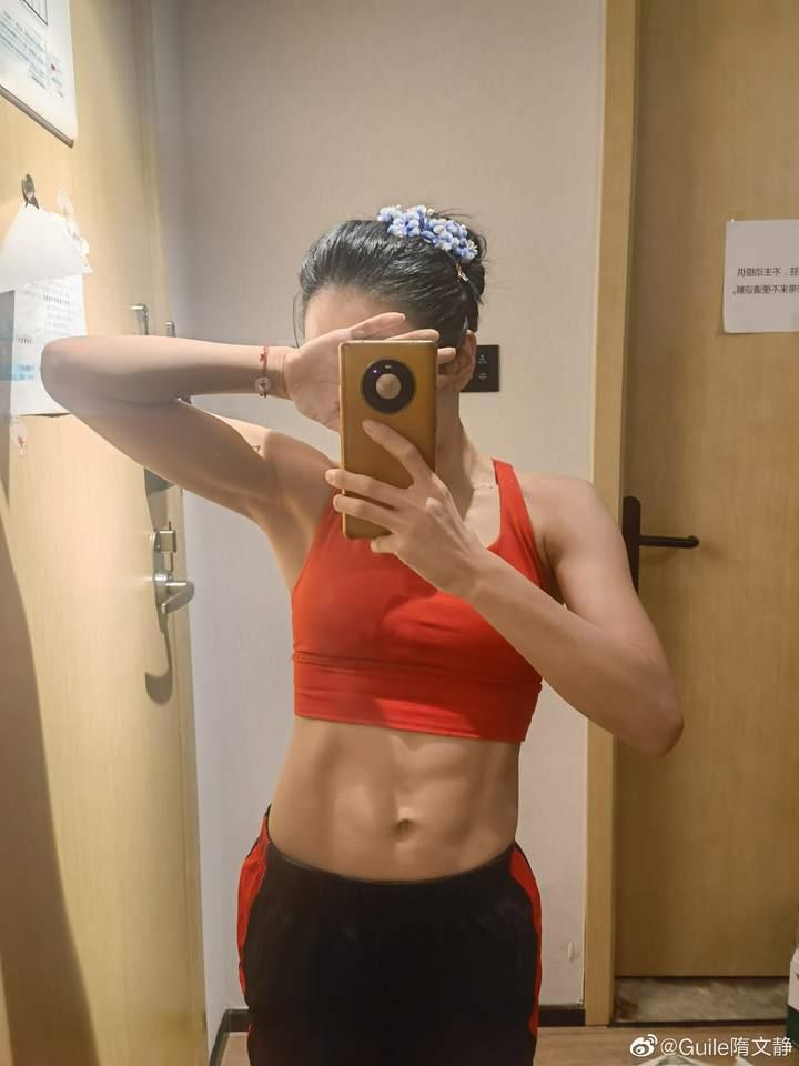 北京冬奥会即将开赛,近日,花样滑冰双人滑夺冠大热门隋文静在微博晒了