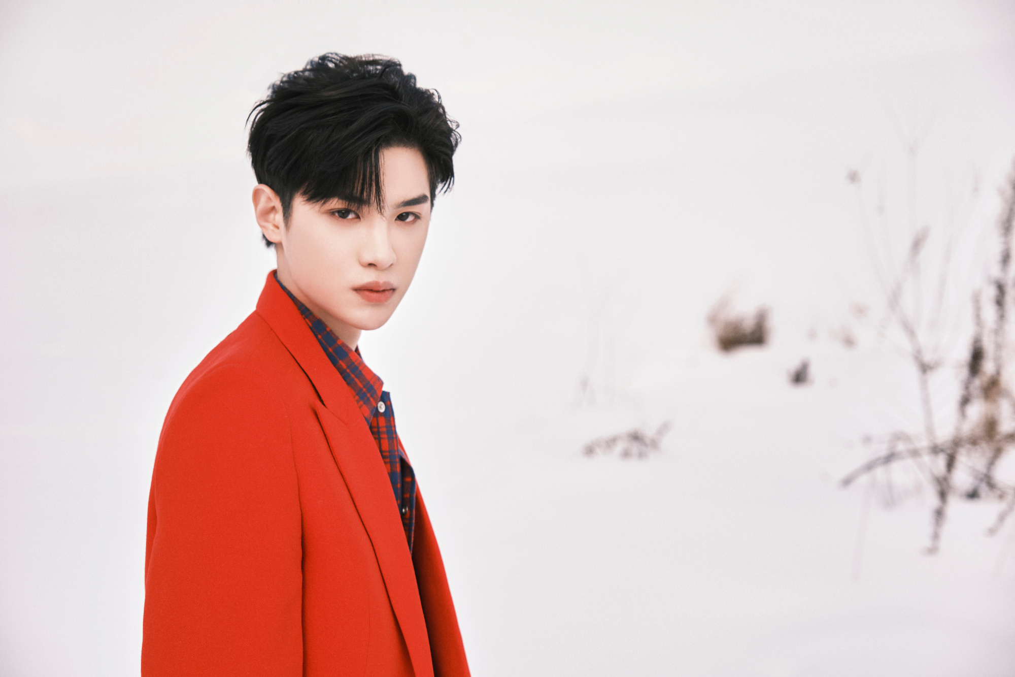 黄明昊造型雪地里帅气的小贾红衣造型精神喜庆