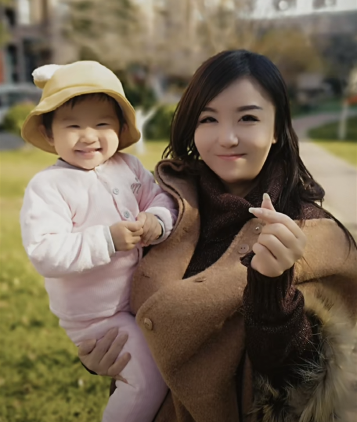 两岁小天赐喜迎新年，70岁爸爸为其精心打扮，穿新衣服获赠大红包休闲区蓝鸢梦想 - Www.slyday.coM