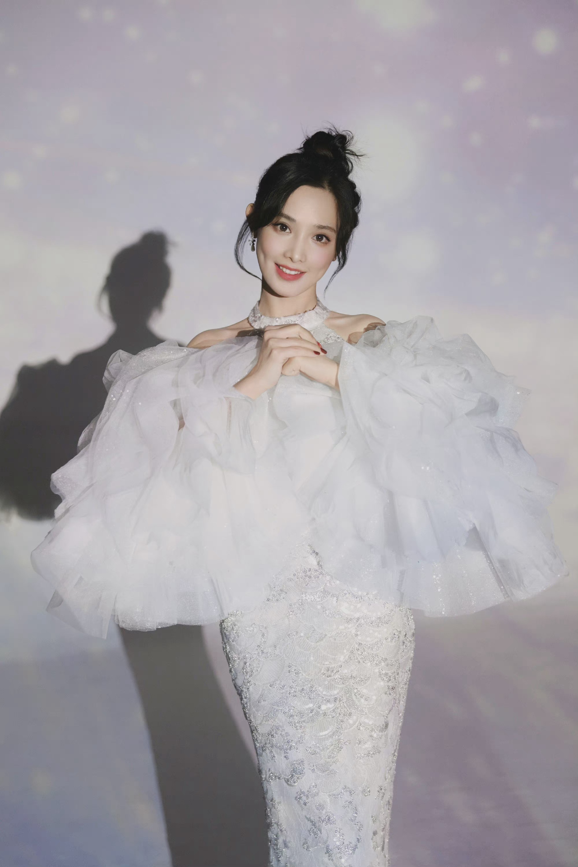 恭贺新春 彭小苒工作室微博更新晒彭小苒拜年照……|彭小苒|云朵|礼服