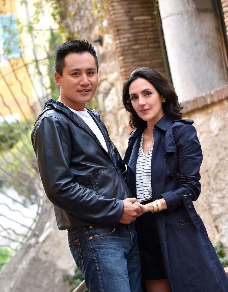 刘烨妻子真不像40多岁的人穿风衣配短裤双腿看着比刘烨的还长