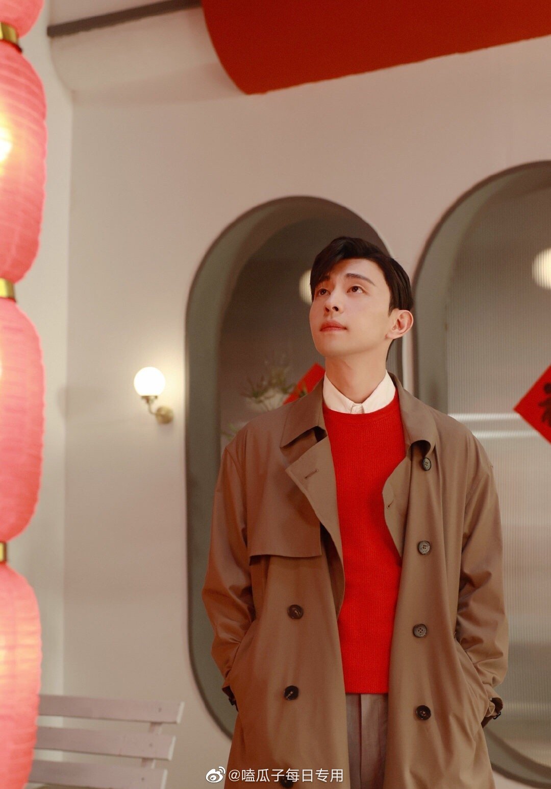 来看看邓伦,李易峰的新年营业照,和帅哥们一起过年咯