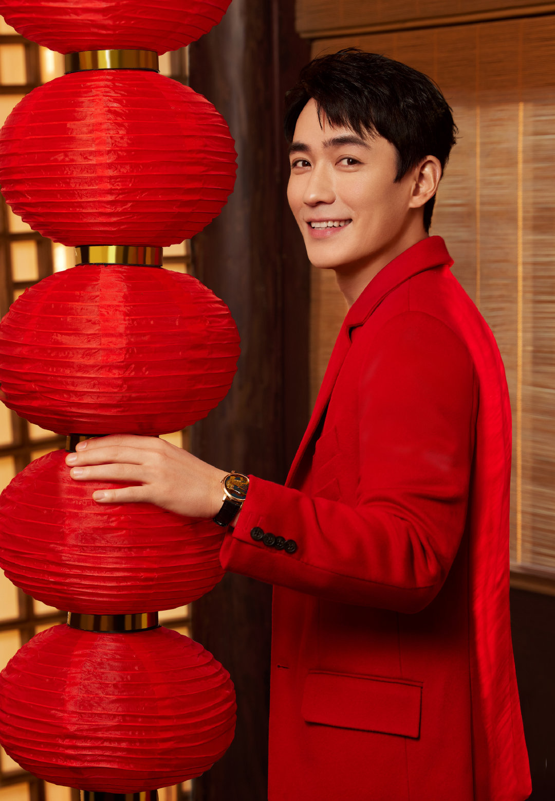 朱一龙新年红写真大片身穿红色西装收写毛笔字的龙哥