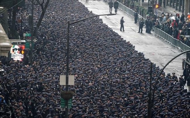 黑人打死第一天上班小警察，纽约上万警察大出殡，白人命不是命？休闲区蓝鸢梦想 - Www.slyday.coM