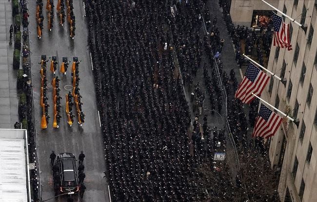 黑人打死第一天上班小警察，纽约上万警察大出殡，白人命不是命？休闲区蓝鸢梦想 - Www.slyday.coM