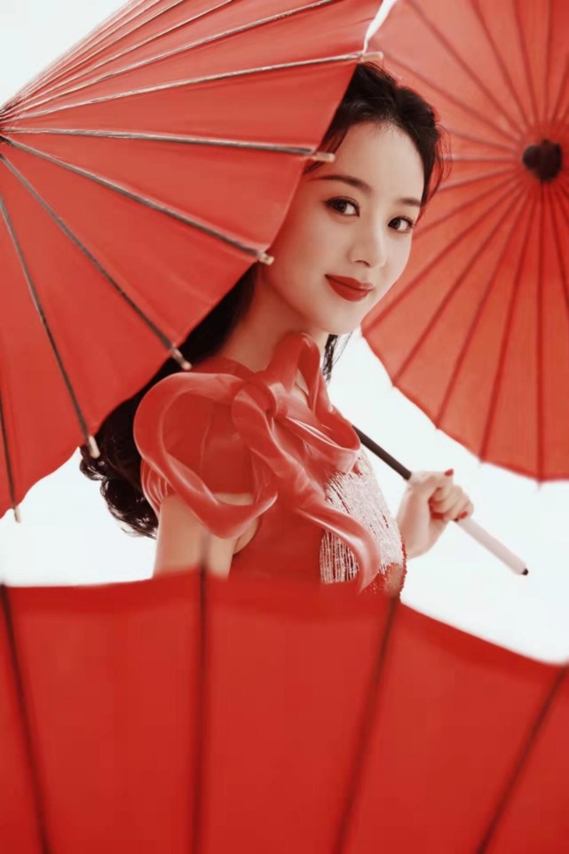 赵丽颖首上春晚就压轴穿国产高定礼服造型封神央视脸美得开挂
