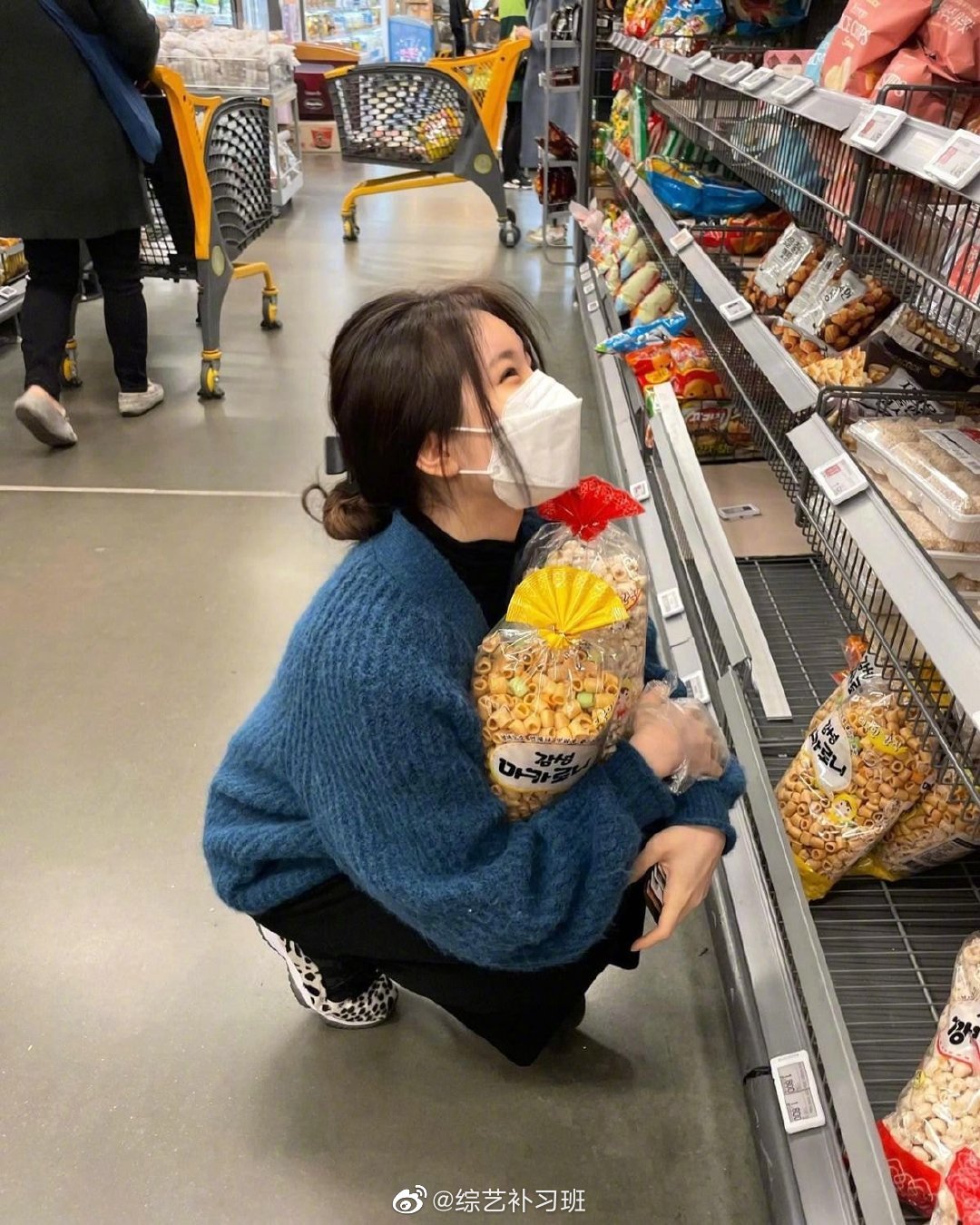 李彩演ins更新照片啦 美女也在囤假期的零食吗?