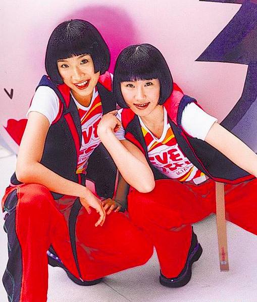 听中国娃娃唱贺岁歌20多年了，今天才知道她们是一个泰国组合休闲区蓝鸢梦想 - Www.slyday.coM