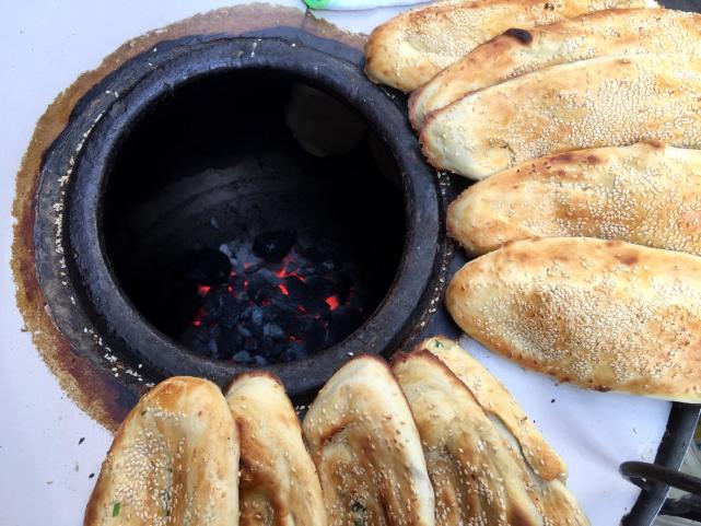 大叔手伸进200度缸炉里做美食多年练铁手不怕烫