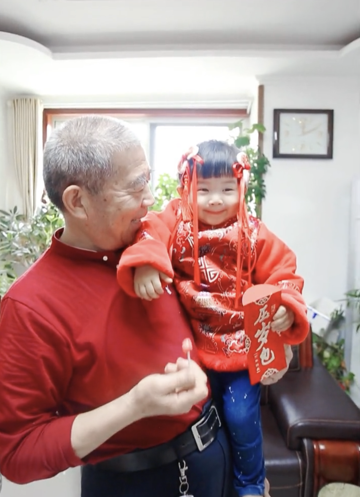 两岁小天赐喜迎新年，70岁爸爸为其精心打扮，穿新衣服获赠大红包休闲区蓝鸢梦想 - Www.slyday.coM