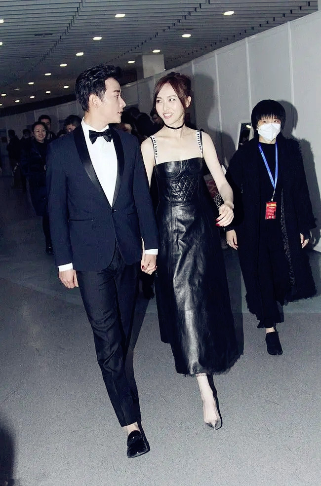 罗晋夫妇同框秀甜蜜唐嫣穿质感皮裙甜美性感罗晋不敢直视