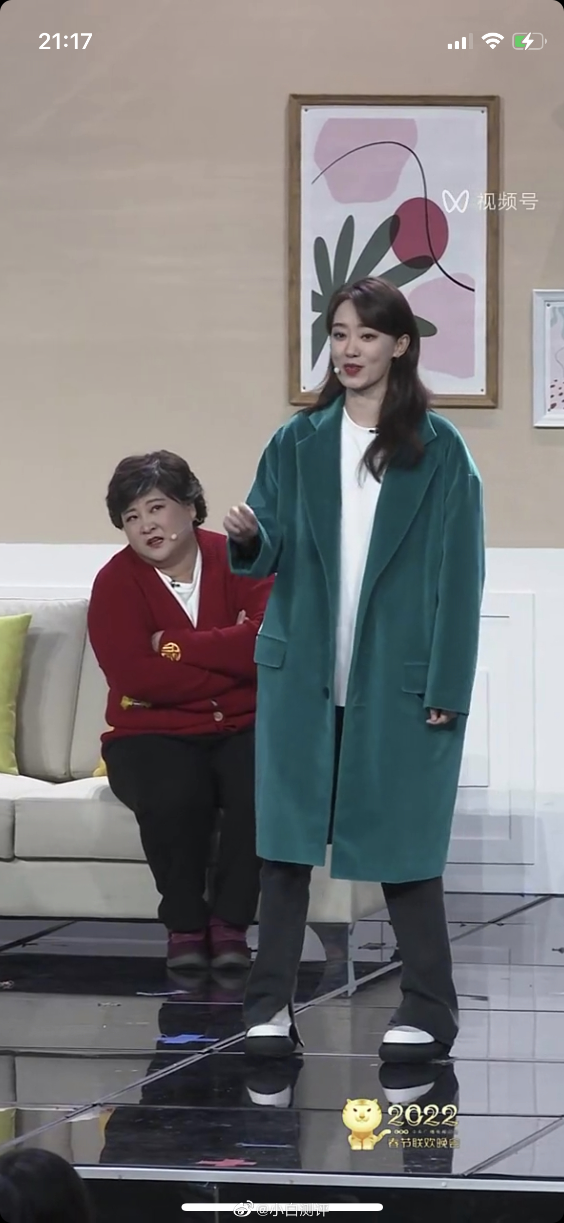咱妈登场了张小斐和贾玲这红绿配竖版春晚整体颜色暗一些