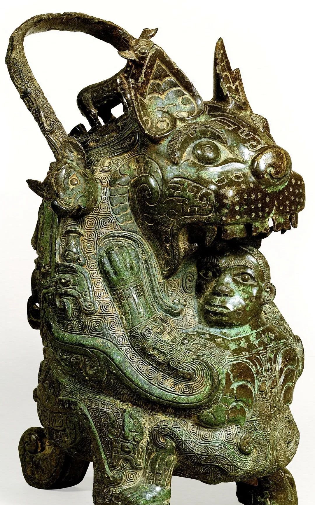 在石峁遗址所属的龙山时代结束后,进入青铜时代,与虎相关的青铜器很