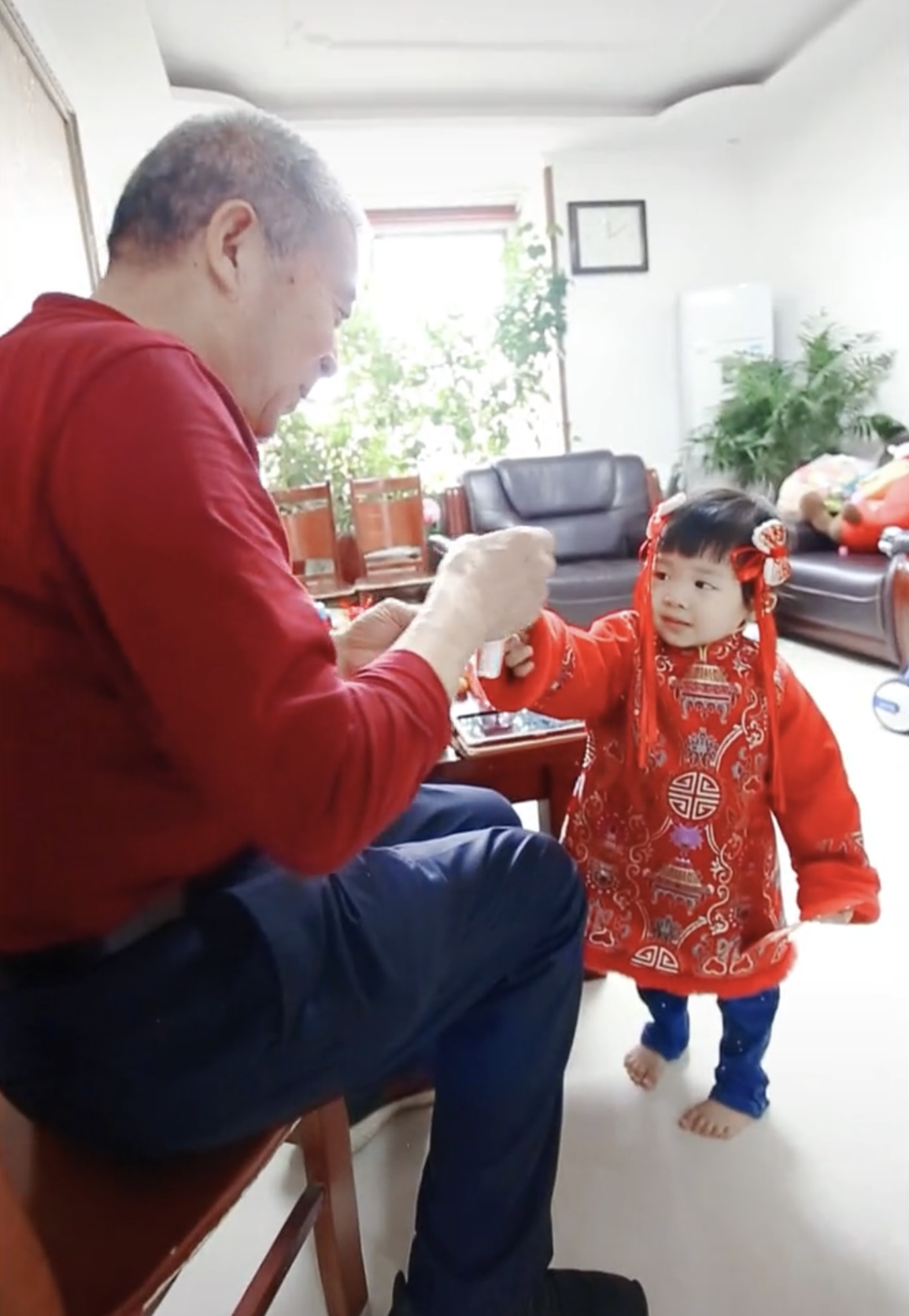 两岁小天赐喜迎新年，70岁爸爸为其精心打扮，穿新衣服获赠大红包休闲区蓝鸢梦想 - Www.slyday.coM