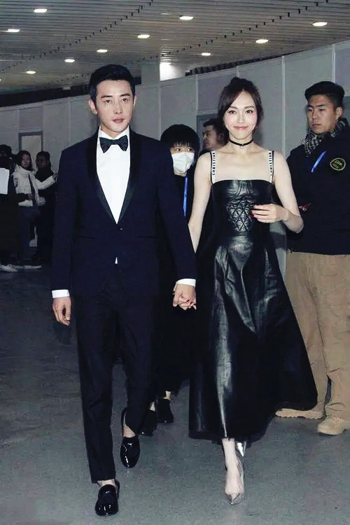 罗晋夫妇同框秀甜蜜唐嫣穿质感皮裙甜美性感罗晋不敢直视