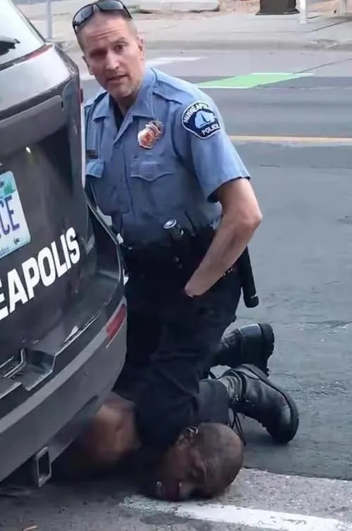 黑人打死第一天上班小警察，纽约上万警察大出殡，白人命不是命？休闲区蓝鸢梦想 - Www.slyday.coM