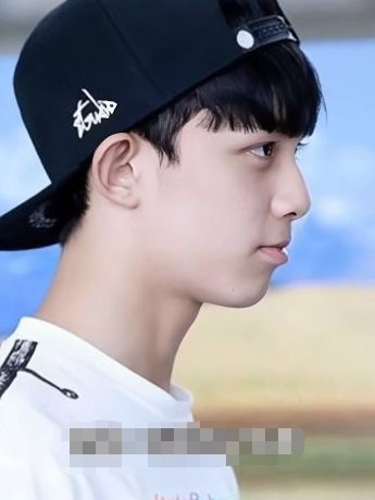 吴磊侧面看过去整体流畅度缺少,因为下巴短且后缩,像猴子的嘴巴,也就