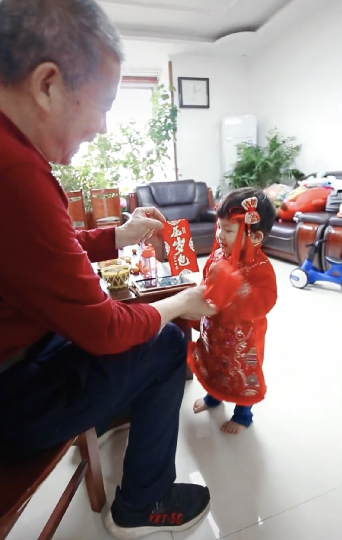 两岁小天赐喜迎新年，70岁爸爸为其精心打扮，穿新衣服获赠大红包休闲区蓝鸢梦想 - Www.slyday.coM