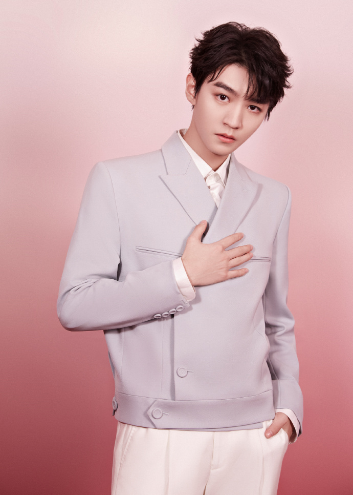 王俊凯春晚第二套look西装凯boss小凯新年快乐啊期待舞台