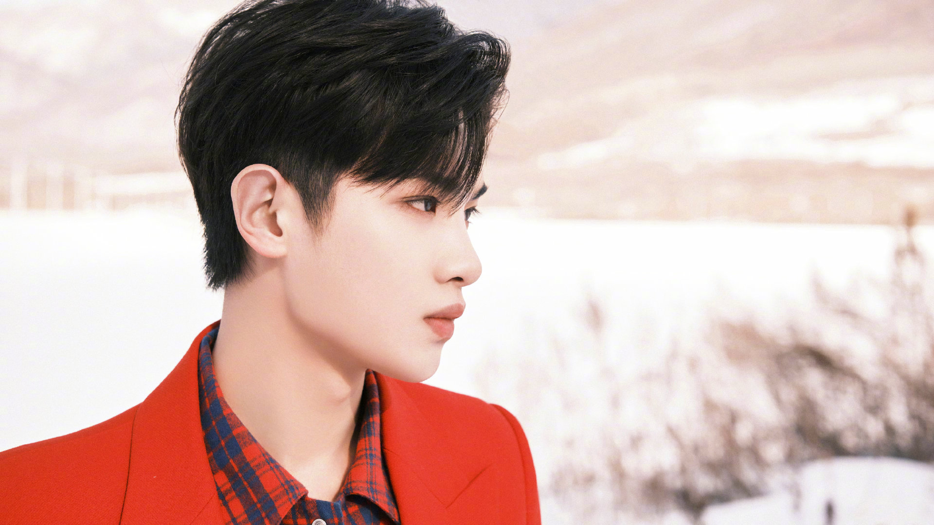 黄明昊红装雪景大片新年快乐