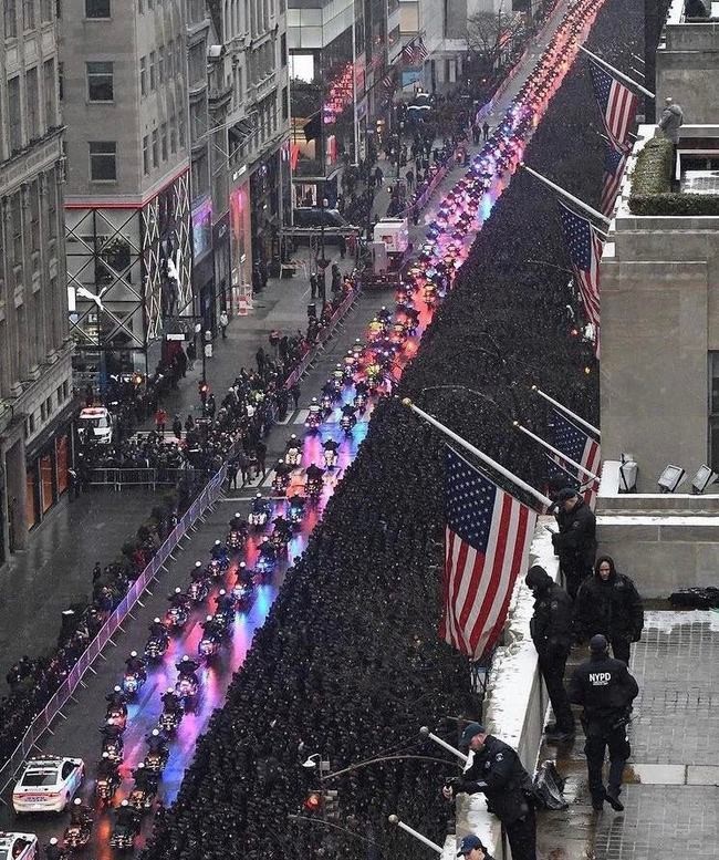 黑人打死第一天上班小警察，纽约上万警察大出殡，白人命不是命？休闲区蓝鸢梦想 - Www.slyday.coM