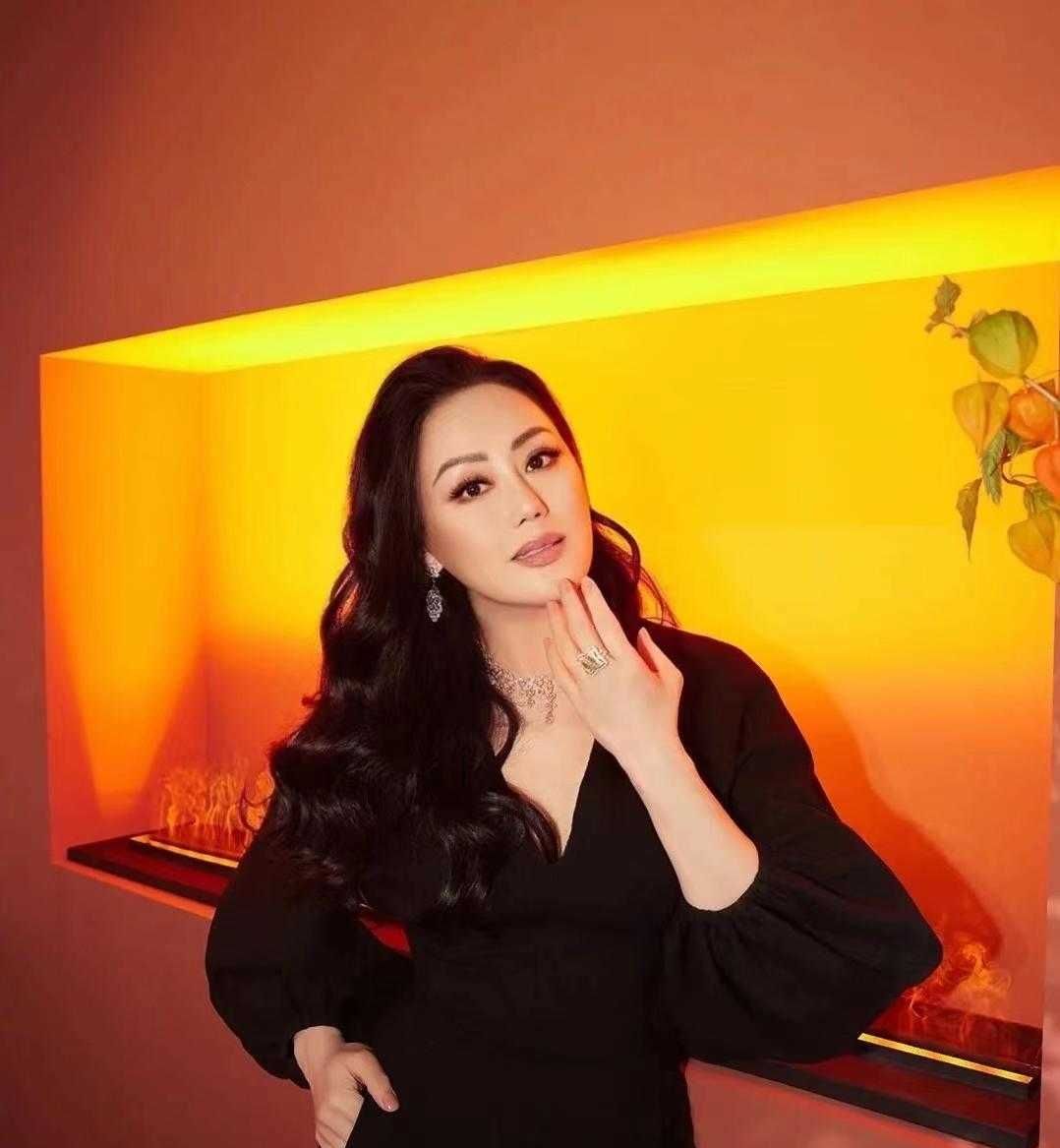 58岁章小蕙气质开挂,穿黑色鱼尾裙高雅大方,满满的名媛范|章小蕙|名媛