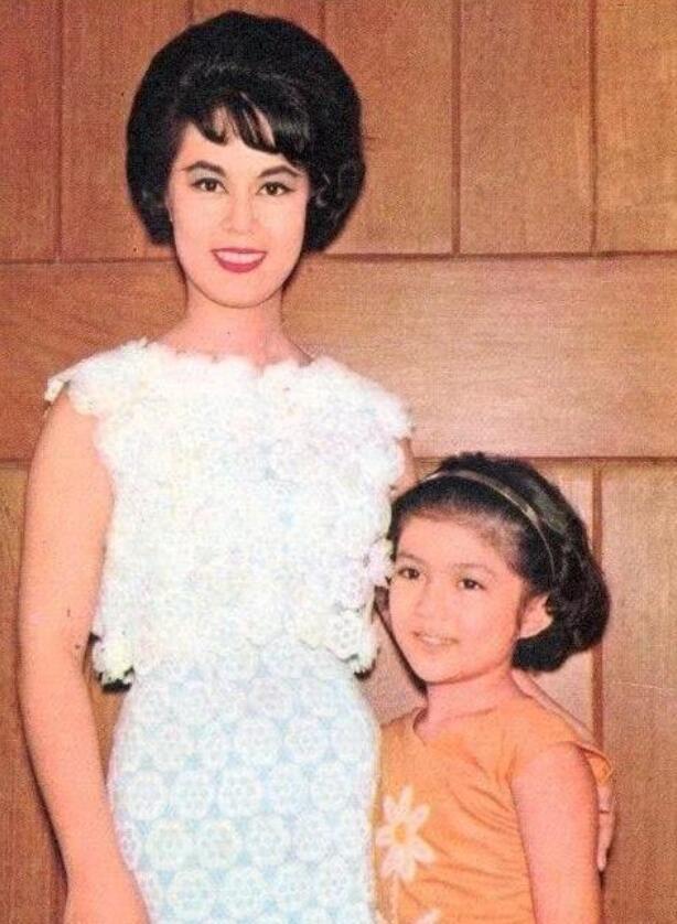 冯宝宝的母亲陈惠瑜,叔父冯敬文也都是娱乐圈里的