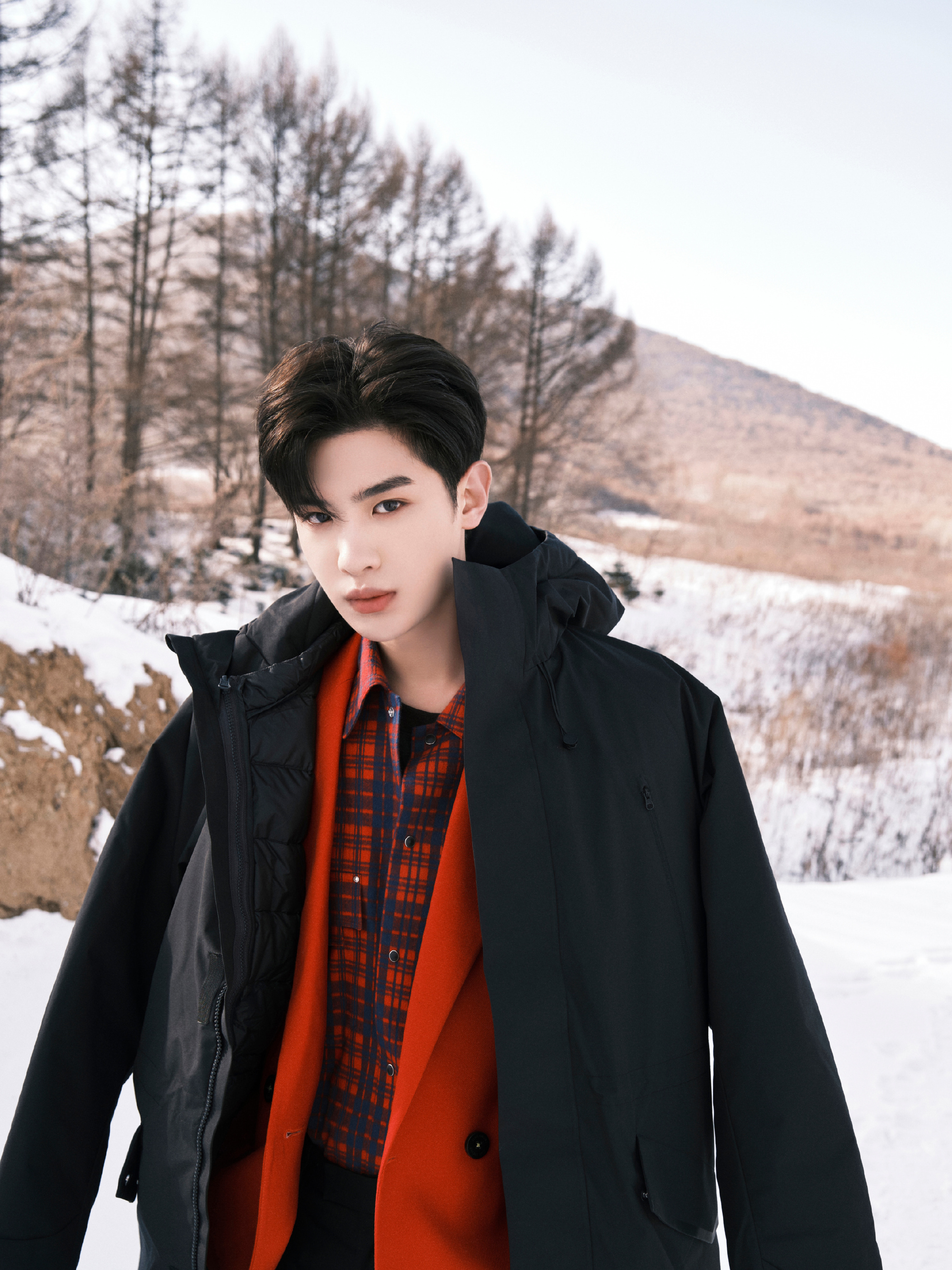 黄明昊造型雪地里帅气的小贾红衣造型精神喜庆