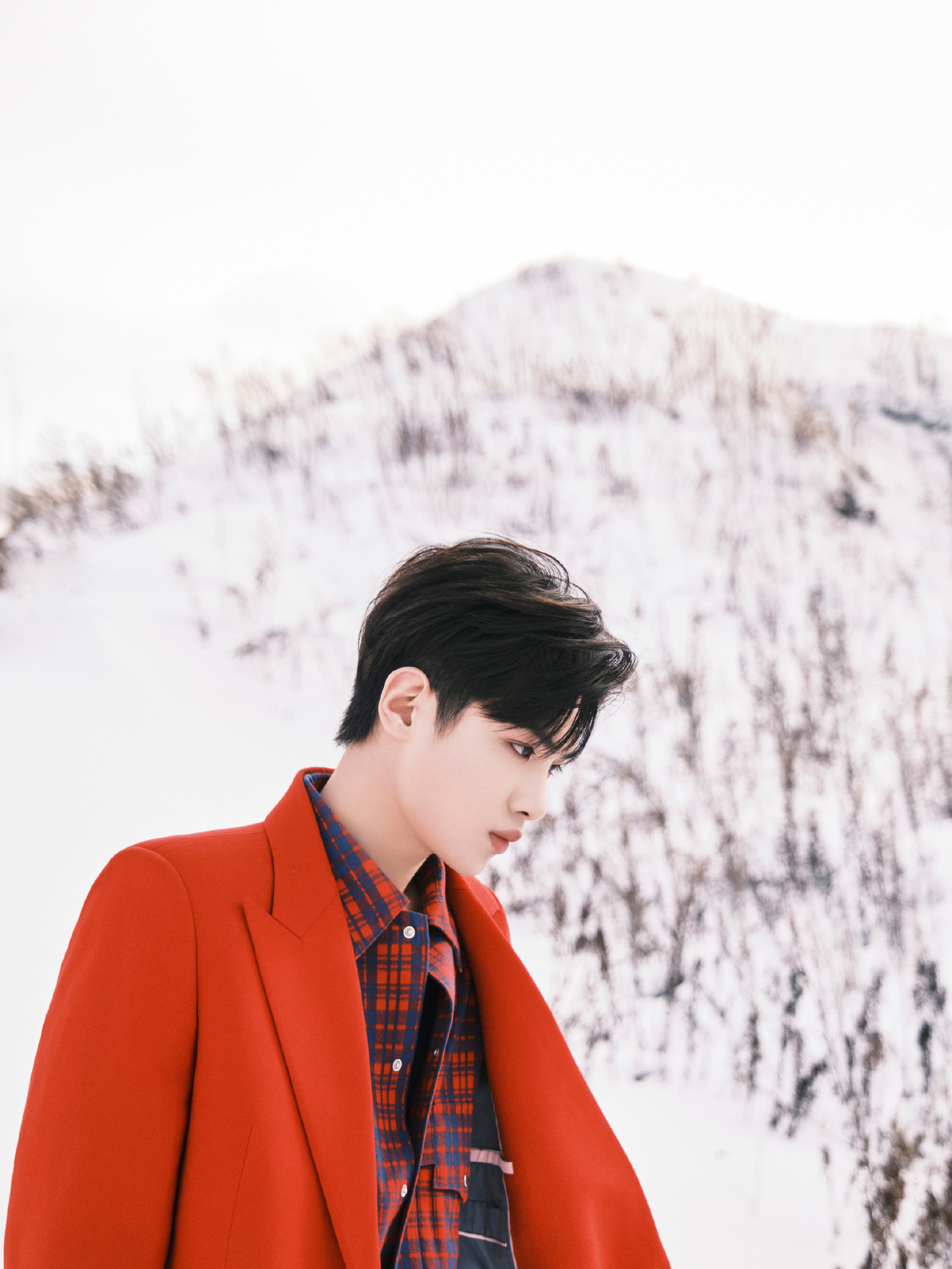 黄明昊造型雪地里帅气的小贾红衣造型精神喜庆