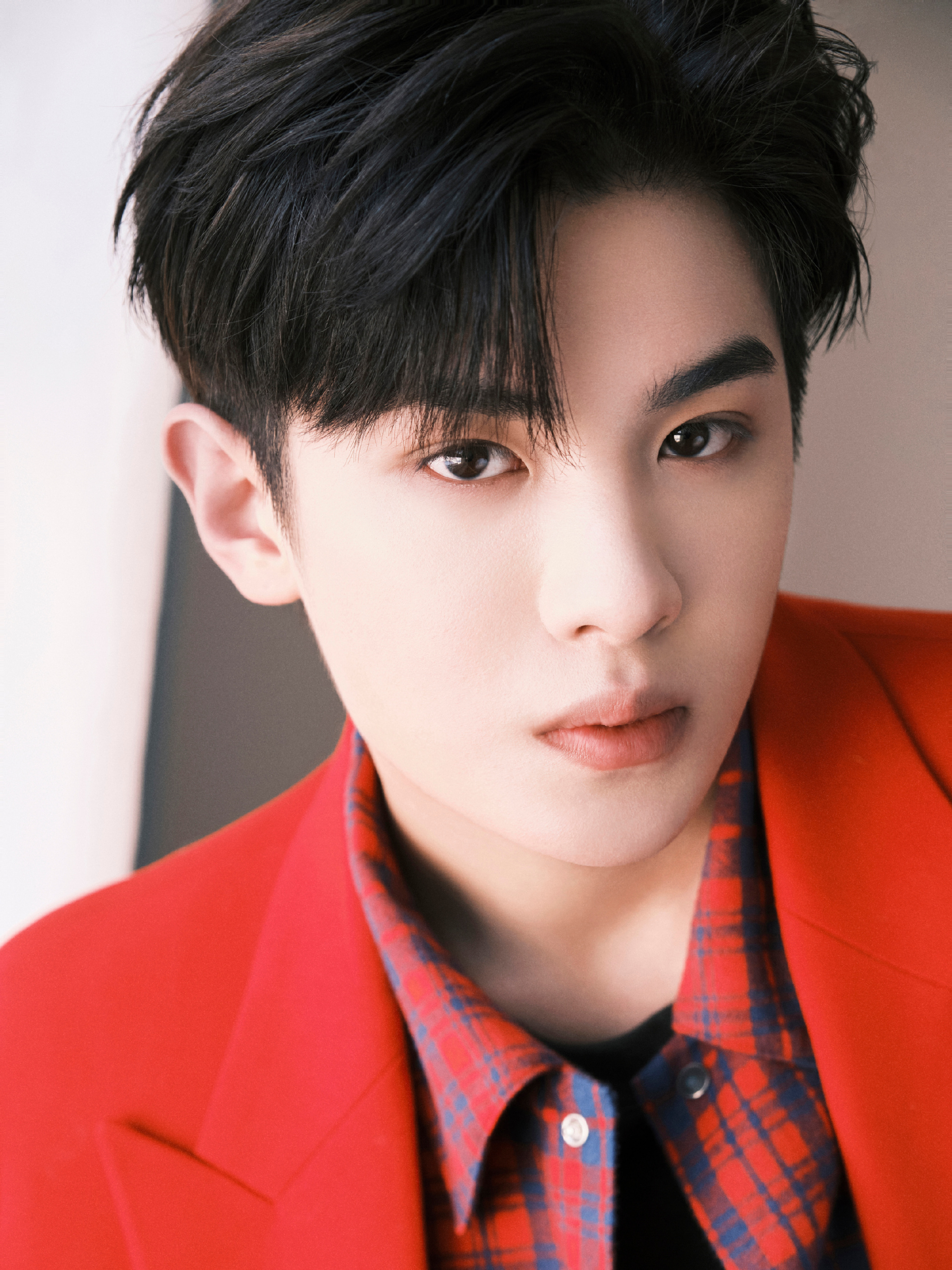 黄明昊造型雪地里帅气的小贾红衣造型精神喜庆