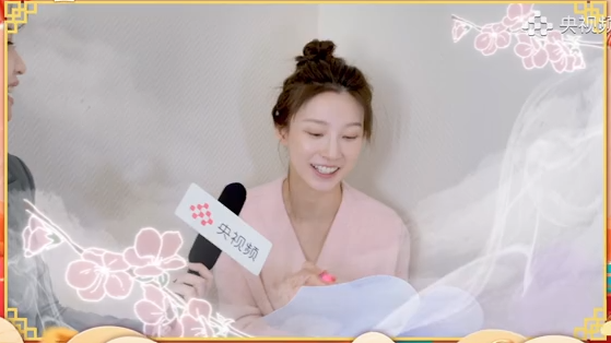 央视春晚主持人私下排练！撒贝宁猛嘬番茄酱，马凡舒蹲墙角背台词休闲区蓝鸢梦想 - Www.slyday.coM