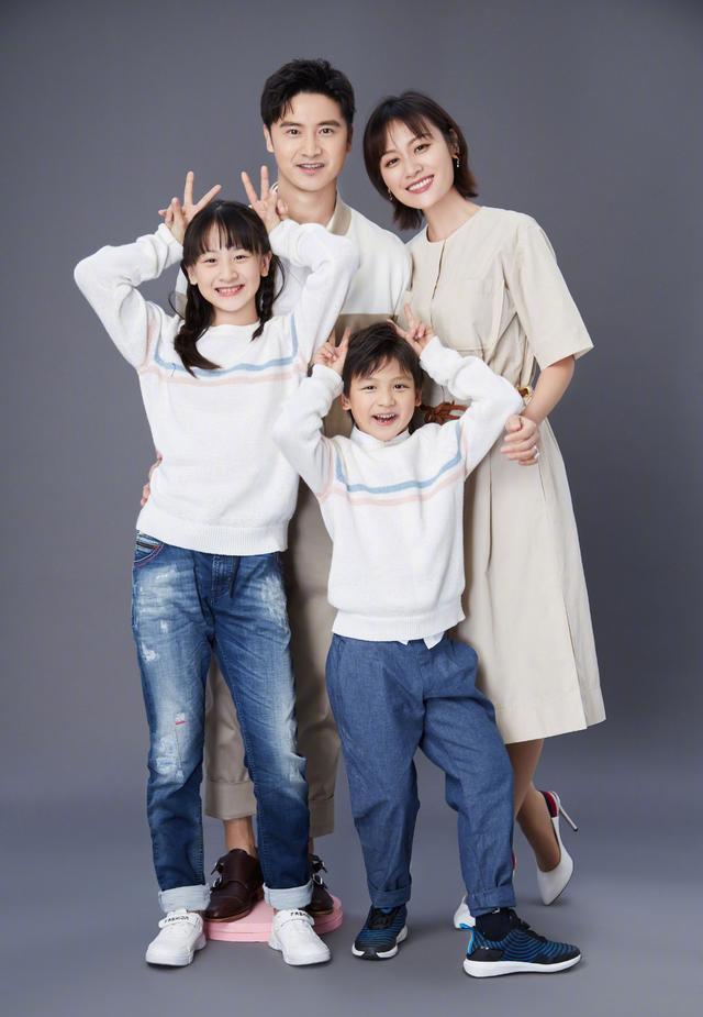 田亮除夕晒全家福,一家四口花式摆拍,自称复制粘贴组合|田雨橙|田亮