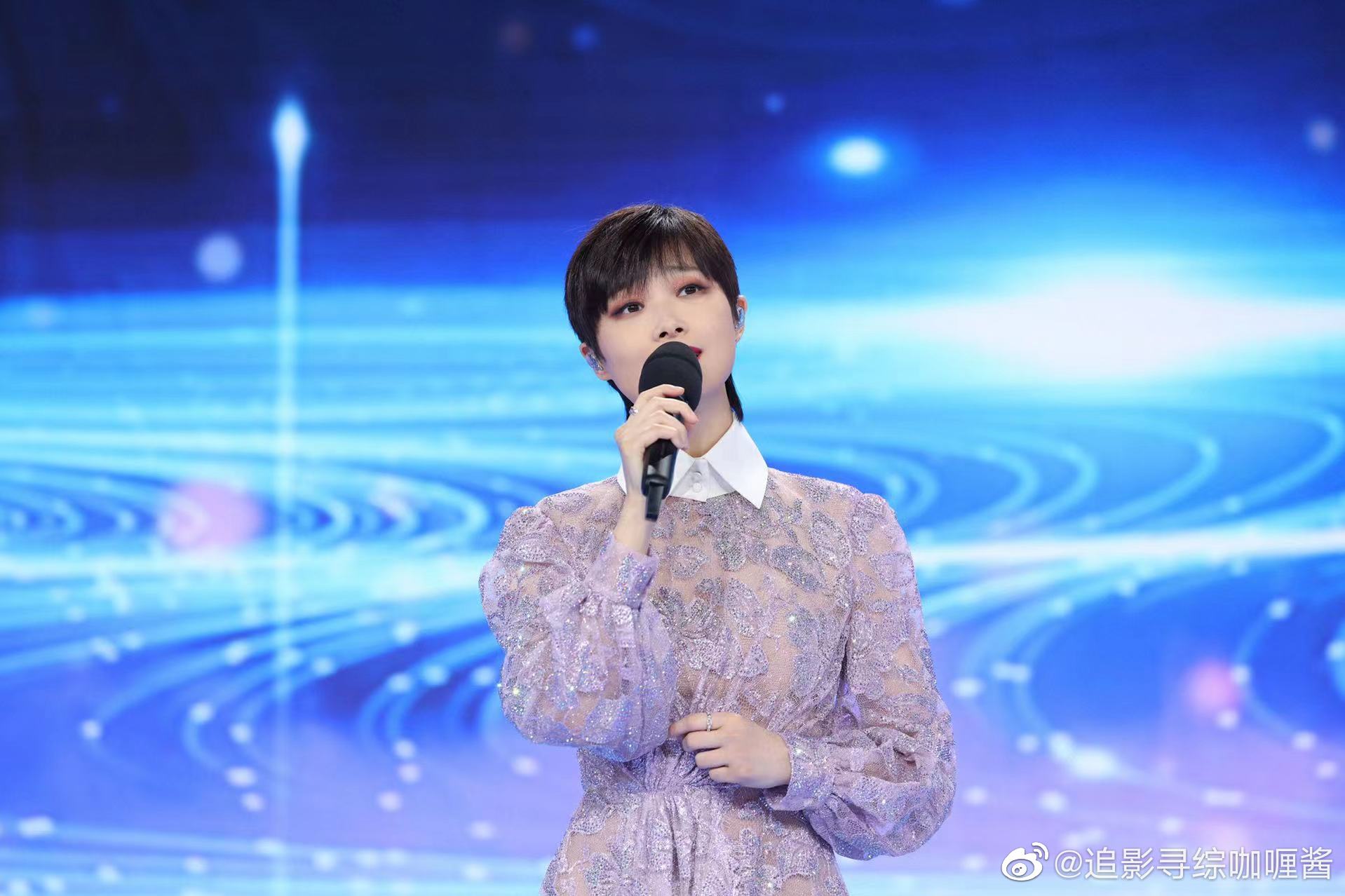 李宇春在春晚倒计时唱新歌星星