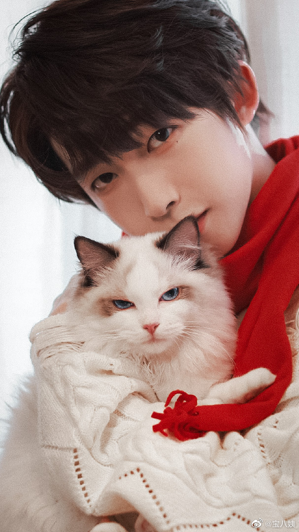 刘小宇钓猫愿者上钩男友回家过年贴春联逗猫啦