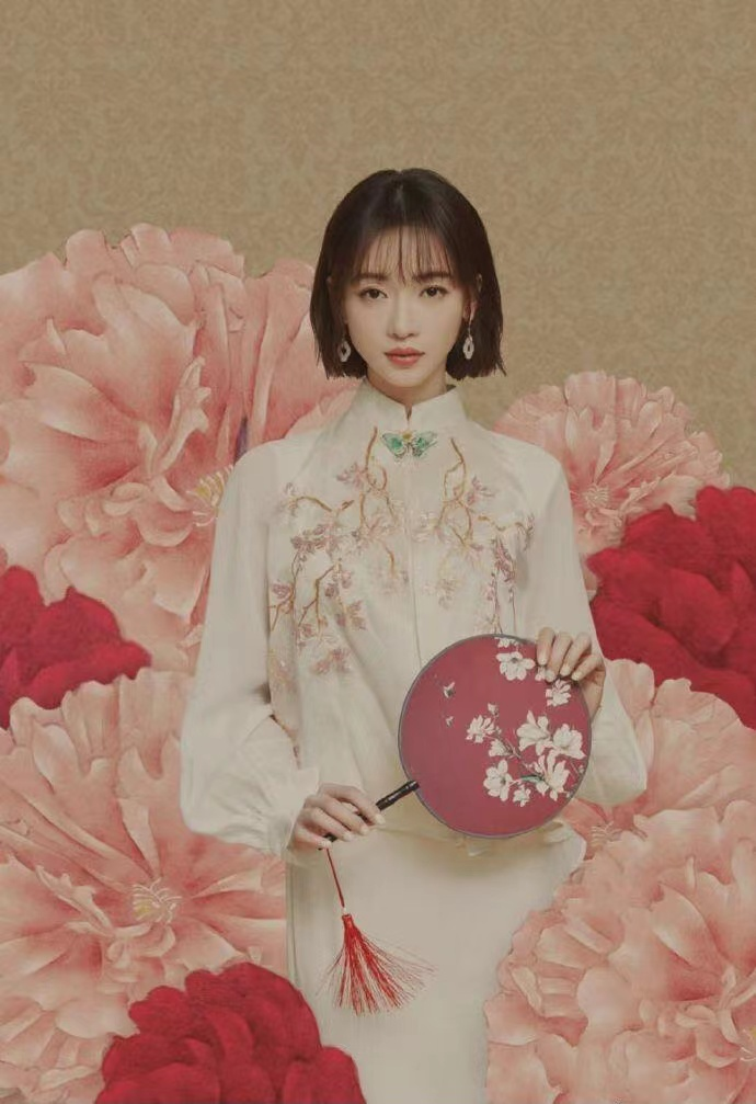央视镜头下的吴谨言穿着粉白色的旗袍举手投足尽显优雅韵味