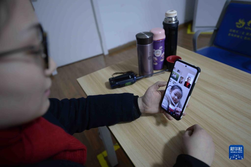 新华全媒+丨铁路“夫妻档”：同站上班难相聚 春运坚守为团圆休闲区蓝鸢梦想 - Www.slyday.coM