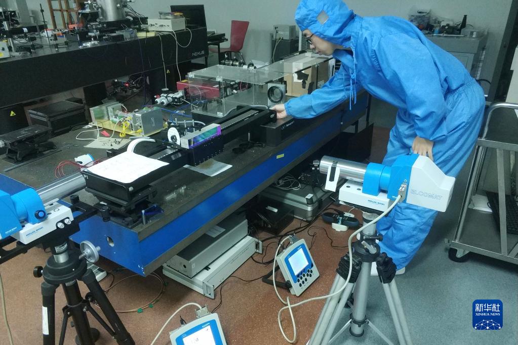 哈尔滨工业大学“95后”博士研究生石剑在实验室进行实验（2020年7月25日摄）。新华社发