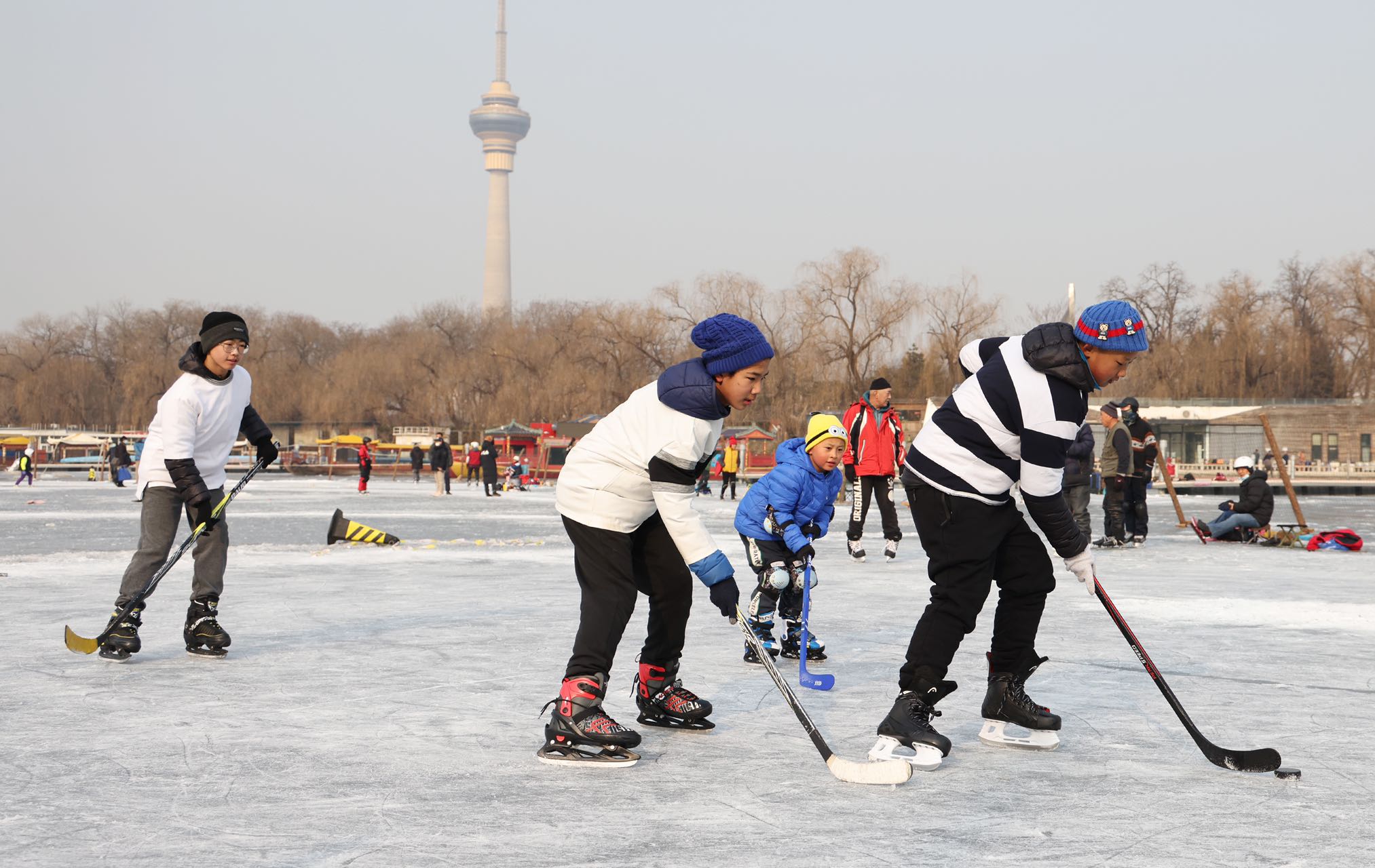 八一湖上冰球大战