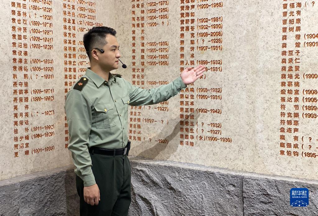 江西南昌八一起义纪念馆讲解员魏宸在为观众讲解（2020年10月摄）。新华社发