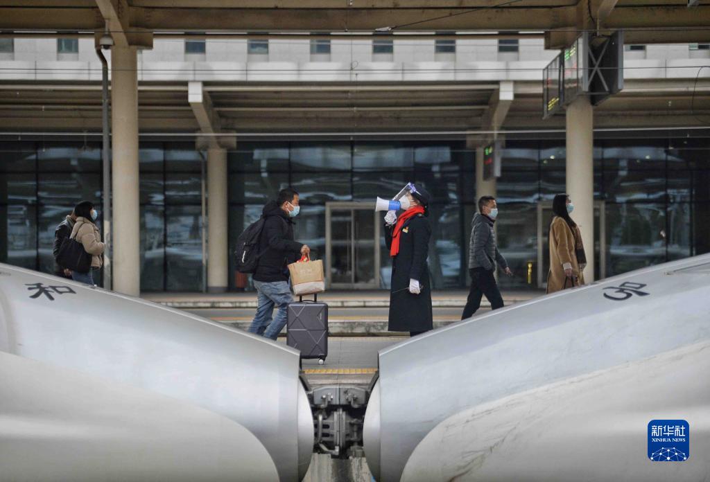 新华全媒+丨铁路“夫妻档”：同站上班难相聚 春运坚守为团圆休闲区蓝鸢梦想 - Www.slyday.coM