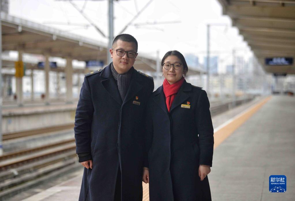新华全媒+丨铁路“夫妻档”：同站上班难相聚 春运坚守为团圆休闲区蓝鸢梦想 - Www.slyday.coM