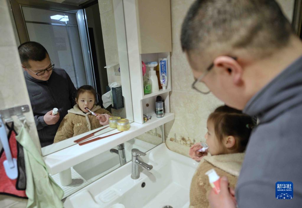 新华全媒+丨铁路“夫妻档”：同站上班难相聚 春运坚守为团圆休闲区蓝鸢梦想 - Www.slyday.coM