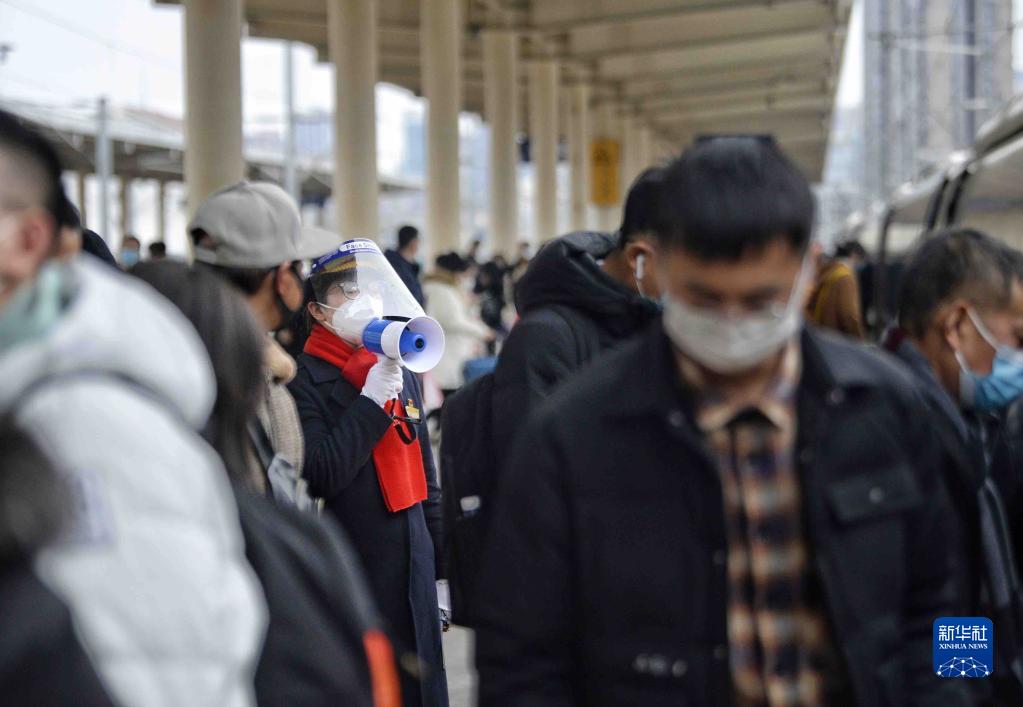 新华全媒+丨铁路“夫妻档”：同站上班难相聚 春运坚守为团圆休闲区蓝鸢梦想 - Www.slyday.coM