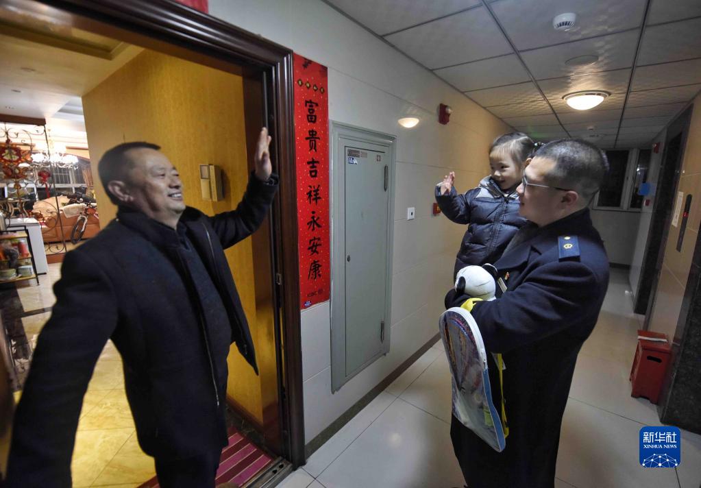 新华全媒+丨铁路“夫妻档”：同站上班难相聚 春运坚守为团圆休闲区蓝鸢梦想 - Www.slyday.coM