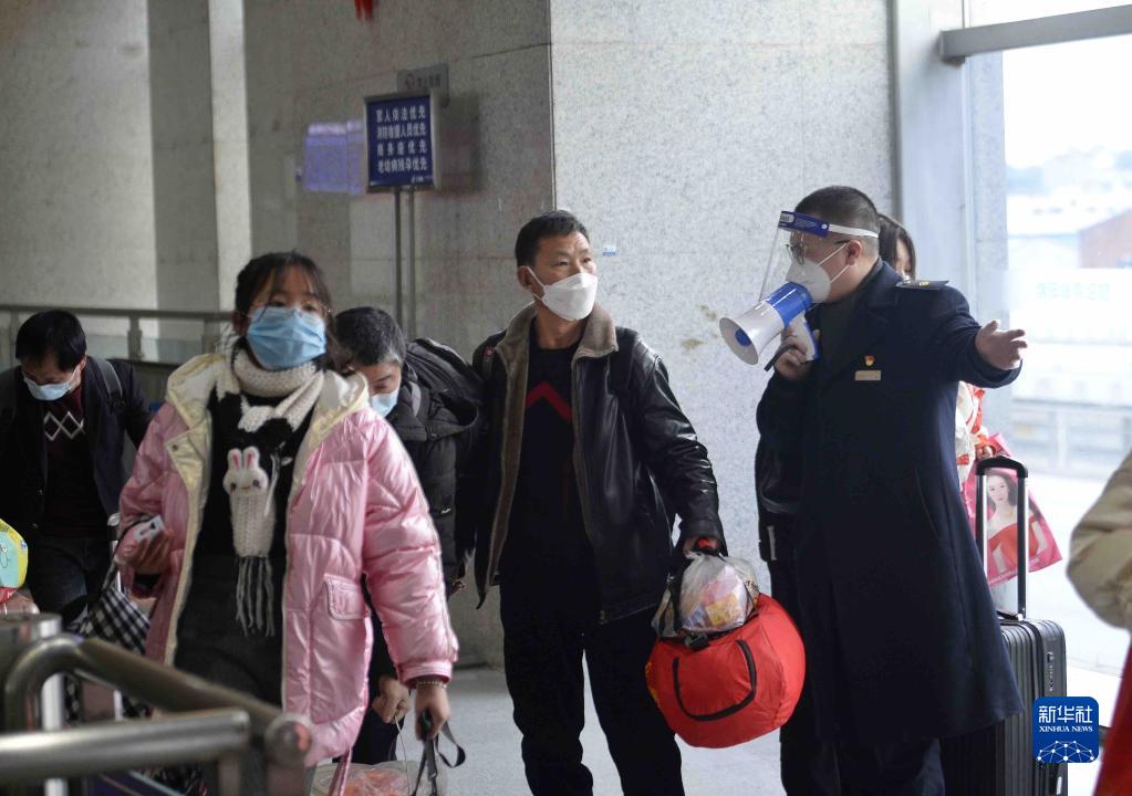 新华全媒+丨铁路“夫妻档”：同站上班难相聚 春运坚守为团圆休闲区蓝鸢梦想 - Www.slyday.coM