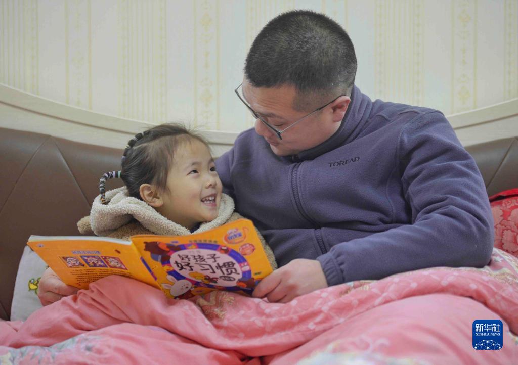 新华全媒+丨铁路“夫妻档”：同站上班难相聚 春运坚守为团圆休闲区蓝鸢梦想 - Www.slyday.coM